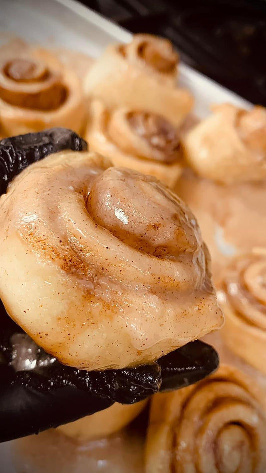 VEGAN HOOCHIE CINNAMON ROLLLLSSS